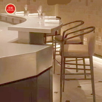 Chaises de salle à manger en tissu commercial, chaises rembourrées crème, tables rondes en marbre, meubles pour restaurants et cafés, ensembles de tables avec base