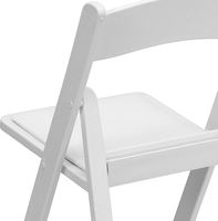 Chaises pliantes modernes en résine blanche Wimbledon, rembourrées et durables, pour événements extérieurs, mariages, fêtes, pelouses, parcs et célébrations.
