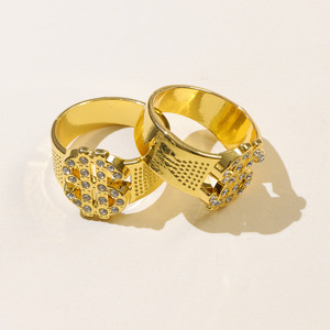 แหวนทองคำทรงดอลลาร์สำหรับผู้ชาย เครื่องประดับฮิปฮอป ดีไซน์เรขาคณิตแบบไมโครเพฟ แหวนแฟชั่นสำหรับงานปาร์ตี้ ผลิตจากเมืองอี้หวู่ - Product Image 2