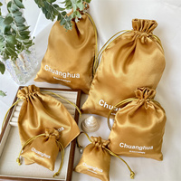 CH Sac à bijoux de luxe en satin de soie doux avec logo personnalisé Sac à cordon en satin d'or Extensions de perruque de cheveux Pochette d'emballage cadeau