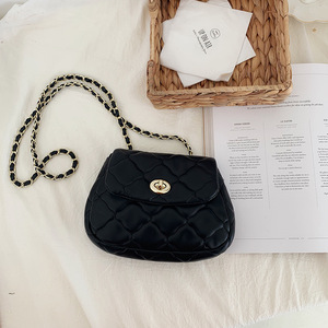 กระเป๋าสะพายไหล่ลายเพชรแบบโซ่ ขนาด 7 นิ้ว พร้อมตัวล็อค สำหรับผู้หญิง - Product Image 3