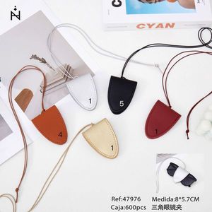 Clip triangolare per occhiali 8x5,7 cm, cinturino da collo in pelle per riporre gli occhiali - Product Image 2