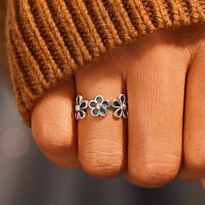 T0449 Anello in Lega con Motivo Floreale Stile Vintage Unisex Regalo Gioielli alla Moda - Product Image 1