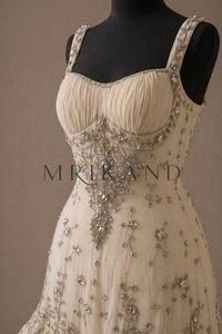 Vestido Largo de Diseñador en Georgette con Pedrería de Cristal, Elegante Atuendo de Moda para Mujer para Fiestas y Eventos - Product Image 2