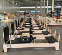 Machine de Pilates Reformer en érable massif pour l'entraînement en studio avec rail en acier inoxydable lisse et système de ressorts réglables