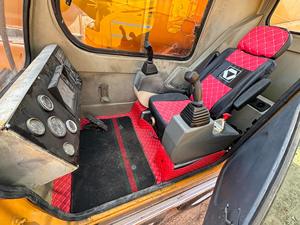 Grue sur chenilles d'occasion XCM-G QY25KC, capacité de levage 25 tonnes, moteur et pompe, utilisation sur toutes surfaces routières, engin lourd mobile - Product Image 6