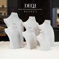 Présentoirs personnalisés pour bijoux : Supports en velours pour colliers, bagues, pendentifs et bustes de mannequins pour magasins