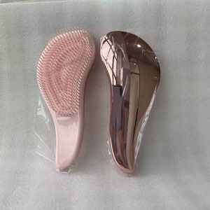 Spazzola Magica Elettrica Rosa in Nylon Morbido con Finitura Opaca per Districare le Extension dei Capelli con Logo Personalizzato - Product Image 4