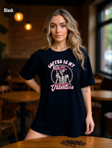 T-shirt sardonica da donna in cotone a maniche corte con scollo rotondo e vestibilità ampia, con stampa 'Coffee Is My Valentine', ideale come regalo per gli amanti del caffè e per outfit di San Valentino. - Product Image 2