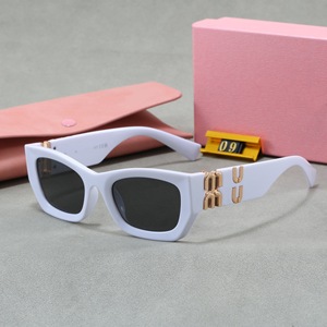 25 Nuovi <span class=keywords><strong>Occhiali</strong></span> <span class=keywords><strong>da</strong></span> <span class=keywords><strong>Sole</strong></span> <span class=keywords><strong>Donna</strong></span> Miu Stile Retrò Francese 09 Versione High-End Montatura Quadrata in Acetato con Lettere in <span class=keywords><strong>Metallo</strong></span> che Coprono il Viso Protezione UV400 - Product Image 3