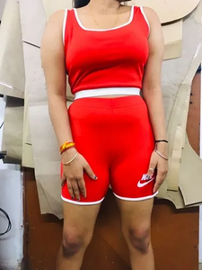 Hecho en India, conjunto de pantalones cortos y top deportivo para mujer con diseño sin mangas y tela estampada. - Product Image 3