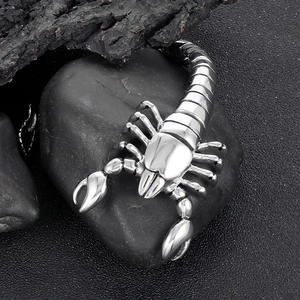 Bracciale Scorpione Personalizzato Nero e Oro in Acciaio Inossidabile da Uomo, Gioiello Animale Audace con Ciondolo Scorpione Audace, Vendita all'Ingrosso - Product Image 3