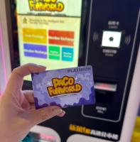 Terminal de paiement sans numéraire multi-devises avec lecteur de cartes et changeur de monnaie, disponible 24h/24 et 7j/7 pour salles d'arcade et centres de jeux