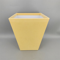 Boîte cadeau trapézoïdale personnalisée en velours de haute qualité, design de marque OEM, matériaux recyclés, gaufrage, revêtement UV, emballage floral 2026