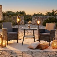Ensemble de meubles de jardin en rotin de style hôtel moderne avec des coussins kaki confortables et une table basse en verre