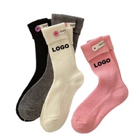Chaussettes de sport design en gros Chaussettes de sport personnalisées à quantité minimale de commande bas en coton de couleur unie avec bouton Étiquette en tissu Chaussettes pour femmes