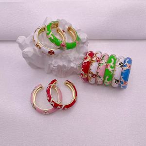 Pendientes <span class=keywords><strong>de</strong></span> aro esmaltados encantadores para las orejas, esmaltados pendientes <span class=keywords><strong>de</strong></span> aro <span class=keywords><strong>de</strong></span> varios colores chapados en <span class=keywords><strong>oro</strong></span>, pendientes <span class=keywords><strong>de</strong></span> flores, joyería al por mayor - Product Image 5