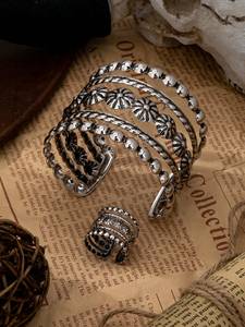 Ensemble de bagues et bracelets jonc concho style western couleur argent antique, accessoires bohèmes pour bijoux de rodeo et concerts - Product Image 3