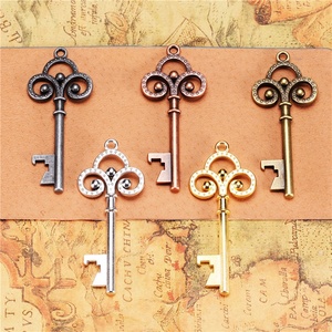 Breloque Clé Couronnée Vintage en Alliage, Pendentif Squelette pour Cartes d'Invité de Mariage - Product Image 1