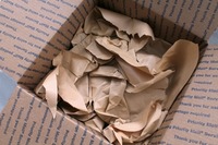 Boîte d'expédition en carton ondulé durable avec inserts en carton, lamination mate en mousse, gaufrage, emballage kraft recyclable, taille personnalisée
