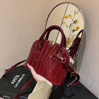 Nouveau Sac Fourre-tout Polyvalent Femme 2023 Tendance en PU Imprimé Crocodile avec Fermeture Éclair, Forme Coquille, Porté Épaule ou Sous le Bras, Style Urbain