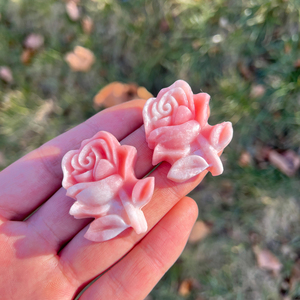 Artigianato in Cristallo Intagliato di Pietra Naturale Curativa, Fiore di Rosa in Opale Rosa Piatto per Decorazione - Product Image 5