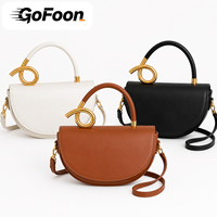 Sac demi-lune minimaliste marron beige avec poignée torsadée dorée, sacoche chic en cuir PU pour femme