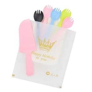 Ensemble de couverts pour gâteau d'anniversaire, fourchettes et spatule en plastique noir avec bougies colorées pour fournitures de fête - Product Image 3