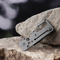 En stock, décapsuleur multifonctionnel d'extérieur 2CR13 avec mousqueton ; Mini porte-clés EDC portable pour ouvrir les boîtes et déballer les colis