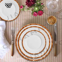 Ensemble exquis d'assiettes en porcelaine Design à bords dorés inspiré du bambou pour une table de mariage élégante