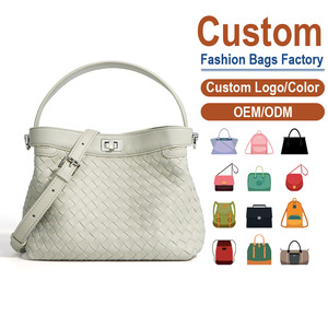 กระเป๋าหนังฟูลเกรนแบบสะพายข้าง – ลายอินเทรชชาโตทอมือ พร้อมตัวล็อคแบบดับเบิ้ลเทิร์นสีเงินลายเซ็น |   สายรัดปรับได้ - Product Image 1