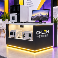 Conception de stand d'exposition personnalisé |   Boîte à lumière LED suspendue, Piliers de présentation hauts, Support modulaire à assemblage rapide pour CES 2027