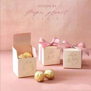 Boîte d'emballage carrée en kraft beige pour bonbons, avec logo estampé à chaud, ruban et nœud, idéale pour cadeaux d'invités de mariage, chocolats et snacks - Product Image 6