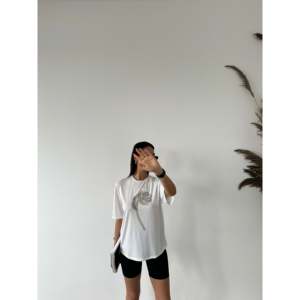 T-shirt pour femme avec détail floral en pierre, 100% coton jersey respirant, manches régulières - Product Image 1