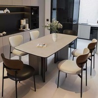 Table à manger rectangulaire moderne pour 6 à 8 personnes, facile à nettoyer, table de cuisine noire mate avec pieds en métal robustes.