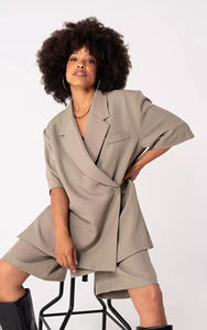 <span class=keywords><strong>Blazer</strong></span> Oversize Beige da Donna Personalizzato OEM - Giacca a Maniche Corte con Chiusura a Bottoni per un Look Chic e Senza Sforzo - Product Image 3