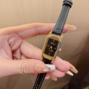 Reloj de pulsera cuadrado pequeño de estilo retro para mujer, moderno, de tres agujas, sencillo y elegante, de cuarzo. - Product Image 1