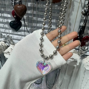 Nuevo Estilo de Joyería para Fiesta de Mujer: Collar con Colgante de Resina Moderno, Collares de Cuentas Plateadas, Gargantilla con Dije de Corazón Grande Exagerado para Chicas - Product Image 4