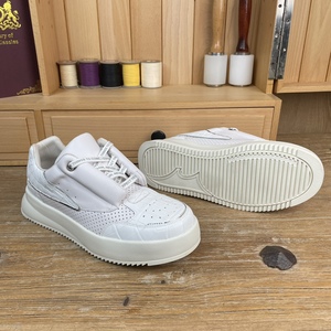 Baskets plateforme blanches en peau de crocodile 100% |   Design perforé respirant, lacets à lettres, chaussures tendance pour papa, streetwear de créateur - Product Image 1