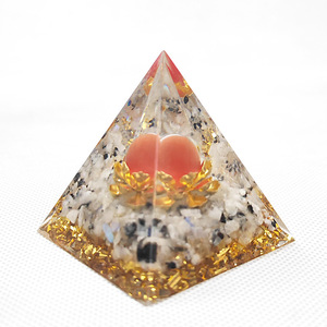 Pyramide en résine époxy avec cristal, ornement de bureau, œil de chat rouge, lumière de lune, décoration vintage pour la maison - Product Image 4