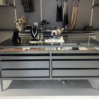 Vitrine d'îlot à bijoux moderne haut de gamme sur mesure, autoportante, en verre trempé, avec rangement suspendu compartimenté pour salon