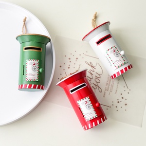 Decoraciones navideñas verdes hechas a mano Año Nuevo <span class=keywords><strong>2026</strong></span> Buzón de hierro Mini colgante de Metal Decoración colgante de árbol de Navidad portátil - Product Image 1