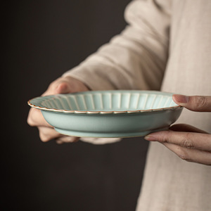 Bandeja de té redonda de porcelana Ru Ware con acabado craquelado para el té de la tarde - Product Image 1