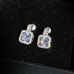 Orecchini a Perno Quadrati con Cristalli Pavé per Donne, Tono Argento, Accessori Eleganti per Uso Quotidiano - Product Image 2