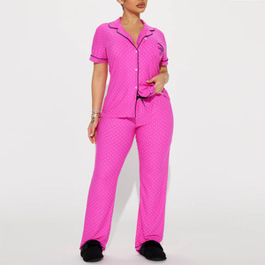 Ensembles de pyjamas en satin pour demoiselles d'honneur et fête de mariage avec broderie personnalisée et personnalisation des pyjamas - Product Image 1