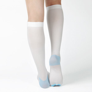 <span class=keywords><strong>Medias</strong></span> Antiembólicas Blancas hasta la Rodilla con Punta Abierta <span class=keywords><strong>de</strong></span> 15-21 mmHg con Compresión Graduada y Parte Superior No Restrictiva para Várices - Product Image 2