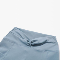 Shorts de sport pour femmes OEM avec logo personnalisé, taille haute torsadée, poches latérales pour téléphone, effet ventre plat et rehaussement des fesses, pour yoga, course à pied et cyclisme