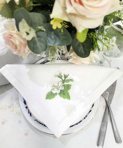 Serviettes en tissu personnalisées brodées, jolies serviettes de table en coton blanc jasmin, serviettes de table à ourlet festonné, cadeaux pour la maison, l'hôtel, les mariages - Product Image 3