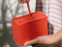 Les fabricants peuvent personnaliser les boîtes à rabat en carton ondulé, boîtes cadeaux avec revêtement UV, emballages recyclables pour cadres photo