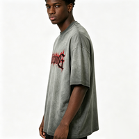 T-shirt oversize col rond délavé avec impression Kornit DTG motif flamme rouge et écriture gothique, effet éclaboussures, ourlet brut, style grunge streetwear
